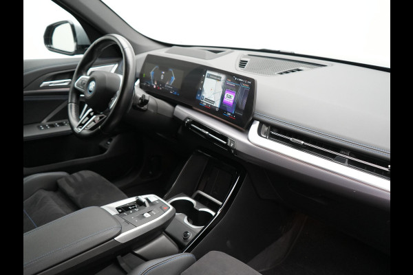 BMW X1 xDrive30e M Sport PHEV Frozen Pure Grey Metallic 326pk Dealer O.H | Trekhaak Af Fabriek | Adaptive Cruise | Head Up | Harman / Kardon | 360 Camera | Alcantara Sportstoelen Massage & Memory | Adaptive Onderstel | Widescreen Navi | Stoelen & Stuur Verwarmd | Blis | Keyless | Apple Carplay | Pilot Assist | Virtual | DAB | 19"L.M | Plug In Hybrid |