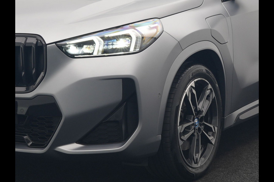 BMW X1 xDrive30e M Sport PHEV Frozen Pure Grey Metallic 326pk Dealer O.H | Trekhaak Af Fabriek | Adaptive Cruise | Head Up | Harman / Kardon | 360 Camera | Alcantara Sportstoelen Massage & Memory | Adaptive Onderstel | Widescreen Navi | Stoelen & Stuur Verwarmd | Blis | Keyless | Apple Carplay | Pilot Assist | Virtual | DAB | 19"L.M | Plug In Hybrid |