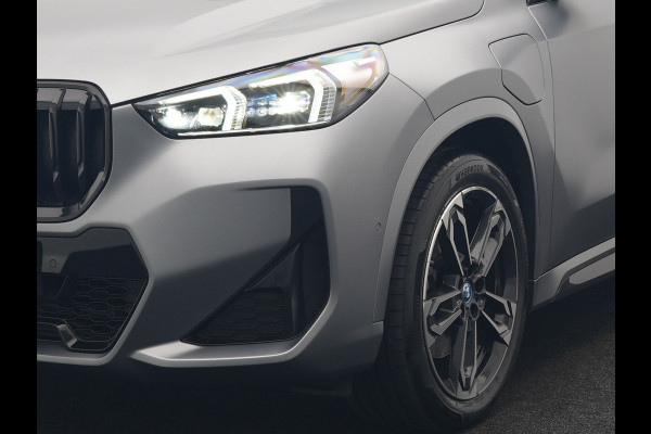BMW X1 xDrive30e M Sport PHEV Frozen Pure Grey Metallic 326pk Dealer O.H | Trekhaak Af Fabriek | Adaptive Cruise | Head Up | Harman / Kardon | 360 Camera | Alcantara Sportstoelen Massage & Memory | Adaptive Onderstel | Widescreen Navi | Stoelen & Stuur Verwarmd | Blis | Keyless | Apple Carplay | Pilot Assist | Virtual | DAB | 19"L.M | Plug In Hybrid |