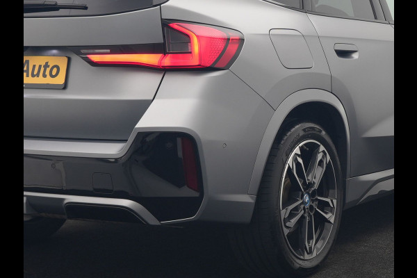 BMW X1 xDrive30e M Sport PHEV Frozen Pure Grey Metallic 326pk Dealer O.H | Trekhaak Af Fabriek | Adaptive Cruise | Head Up | Harman / Kardon | 360 Camera | Alcantara Sportstoelen Massage & Memory | Adaptive Onderstel | Widescreen Navi | Stoelen & Stuur Verwarmd | Blis | Keyless | Apple Carplay | Pilot Assist | Virtual | DAB | 19"L.M | Plug In Hybrid |