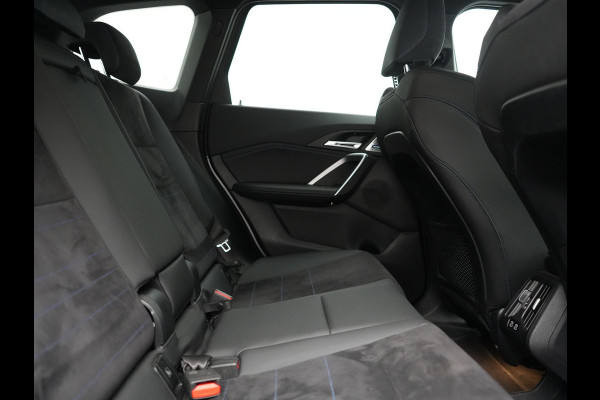 BMW X1 xDrive30e M Sport PHEV Frozen Pure Grey Metallic 326pk Dealer O.H | Trekhaak Af Fabriek | Adaptive Cruise | Head Up | Harman / Kardon | 360 Camera | Alcantara Sportstoelen Massage & Memory | Adaptive Onderstel | Widescreen Navi | Stoelen & Stuur Verwarmd | Blis | Keyless | Apple Carplay | Pilot Assist | Virtual | DAB | 19"L.M | Plug In Hybrid |