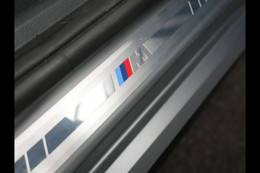 BMW X1 xDrive30e M Sport PHEV Frozen Pure Grey Metallic 326pk Dealer O.H | Trekhaak Af Fabriek | Adaptive Cruise | Head Up | Harman / Kardon | 360 Camera | Alcantara Sportstoelen Massage & Memory | Adaptive Onderstel | Widescreen Navi | Stoelen & Stuur Verwarmd | Blis | Keyless | Apple Carplay | Pilot Assist | Virtual | DAB | 19"L.M | Plug In Hybrid |
