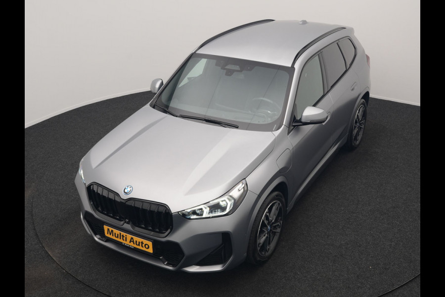 BMW X1 xDrive30e M Sport PHEV Frozen Pure Grey Metallic 326pk Dealer O.H | Trekhaak Af Fabriek | Adaptive Cruise | Head Up | Harman / Kardon | 360 Camera | Alcantara Sportstoelen Massage & Memory | Adaptive Onderstel | Widescreen Navi | Stoelen & Stuur Verwarmd | Blis | Keyless | Apple Carplay | Pilot Assist | Virtual | DAB | 19"L.M | Plug In Hybrid |