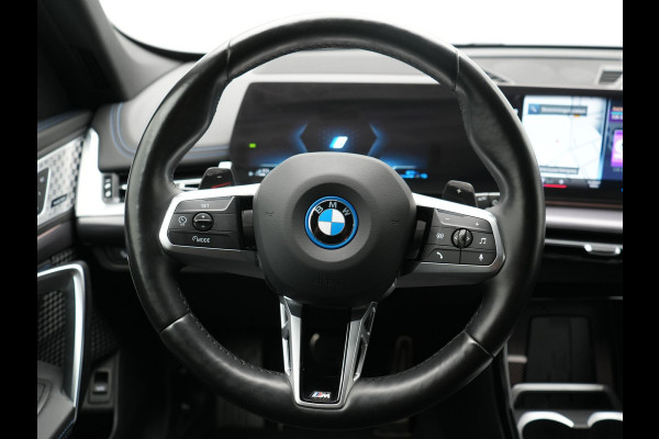 BMW X1 xDrive30e M Sport PHEV Frozen Pure Grey Metallic 326pk Dealer O.H | Trekhaak Af Fabriek | Adaptive Cruise | Head Up | Harman / Kardon | 360 Camera | Alcantara Sportstoelen Massage & Memory | Adaptive Onderstel | Widescreen Navi | Stoelen & Stuur Verwarmd | Blis | Keyless | Apple Carplay | Pilot Assist | Virtual | DAB | 19"L.M | Plug In Hybrid |
