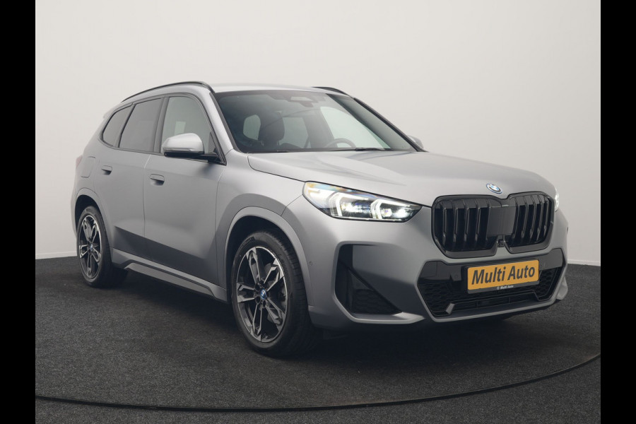 BMW X1 xDrive30e M Sport PHEV Frozen Pure Grey Metallic 326pk Dealer O.H | Trekhaak Af Fabriek | Adaptive Cruise | Head Up | Harman / Kardon | 360 Camera | Alcantara Sportstoelen Massage & Memory | Adaptive Onderstel | Widescreen Navi | Stoelen & Stuur Verwarmd | Blis | Keyless | Apple Carplay | Pilot Assist | Virtual | DAB | 19"L.M | Plug In Hybrid |