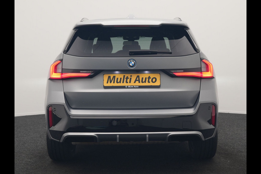 BMW X1 xDrive30e M Sport PHEV Frozen Pure Grey Metallic 326pk Dealer O.H | Trekhaak Af Fabriek | Adaptive Cruise | Head Up | Harman / Kardon | 360 Camera | Alcantara Sportstoelen Massage & Memory | Adaptive Onderstel | Widescreen Navi | Stoelen & Stuur Verwarmd | Blis | Keyless | Apple Carplay | Pilot Assist | Virtual | DAB | 19"L.M | Plug In Hybrid |