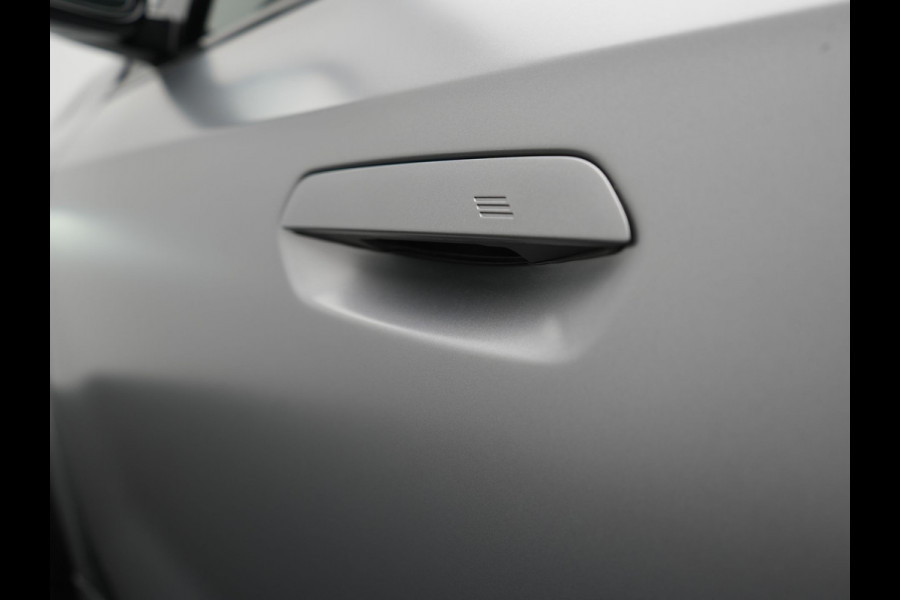 BMW X1 xDrive30e M Sport PHEV Frozen Pure Grey Metallic 326pk Dealer O.H | Trekhaak Af Fabriek | Adaptive Cruise | Head Up | Harman / Kardon | 360 Camera | Alcantara Sportstoelen Massage & Memory | Adaptive Onderstel | Widescreen Navi | Stoelen & Stuur Verwarmd | Blis | Keyless | Apple Carplay | Pilot Assist | Virtual | DAB | 19"L.M | Plug In Hybrid |