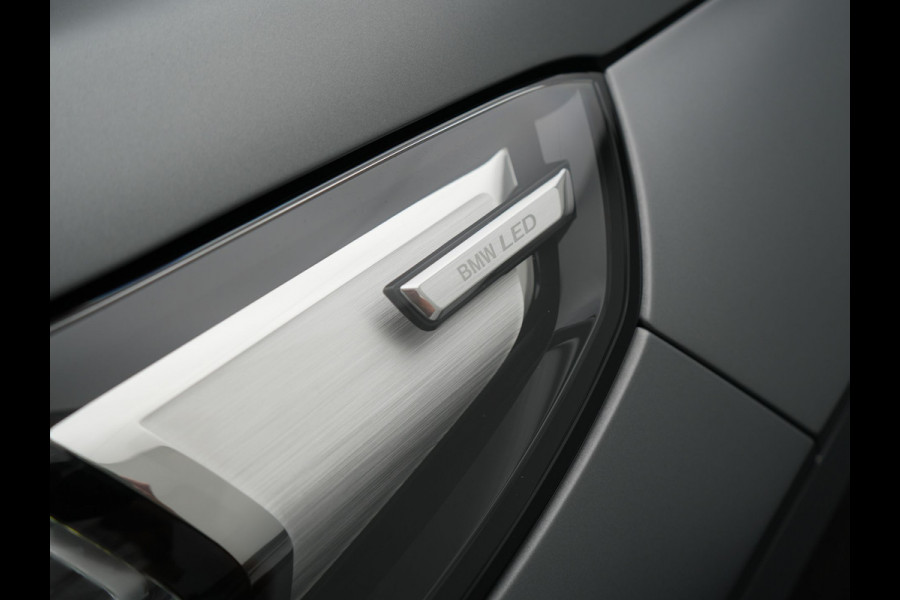 BMW X1 xDrive30e M Sport PHEV Frozen Pure Grey Metallic 326pk Dealer O.H | Trekhaak Af Fabriek | Adaptive Cruise | Head Up | Harman / Kardon | 360 Camera | Alcantara Sportstoelen Massage & Memory | Adaptive Onderstel | Widescreen Navi | Stoelen & Stuur Verwarmd | Blis | Keyless | Apple Carplay | Pilot Assist | Virtual | DAB | 19"L.M | Plug In Hybrid |
