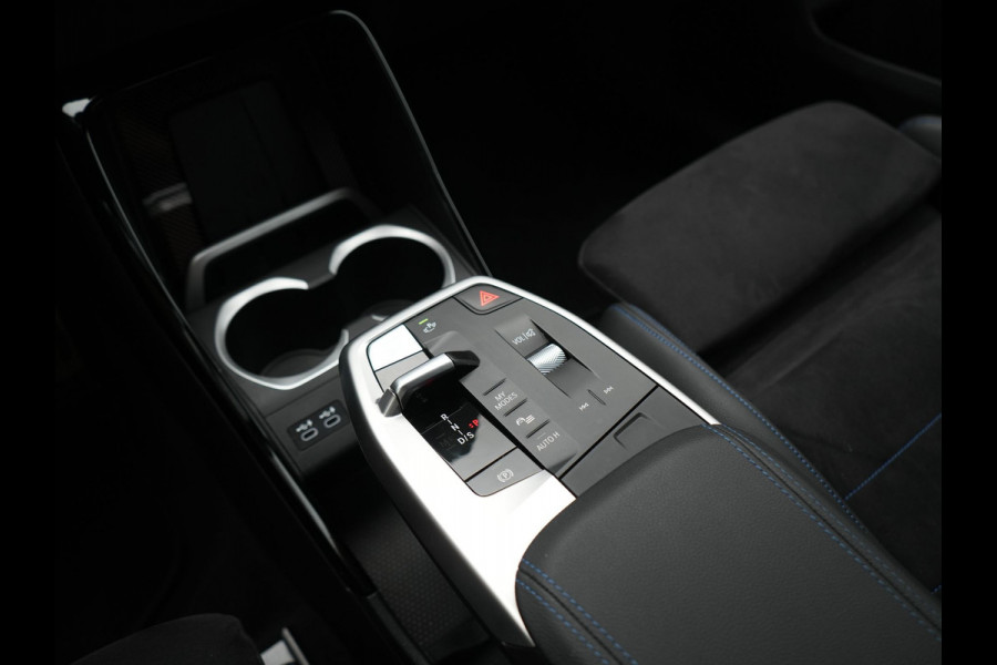 BMW X1 xDrive30e M Sport PHEV Frozen Pure Grey Metallic 326pk Dealer O.H | Trekhaak Af Fabriek | Adaptive Cruise | Head Up | Harman / Kardon | 360 Camera | Alcantara Sportstoelen Massage & Memory | Adaptive Onderstel | Widescreen Navi | Stoelen & Stuur Verwarmd | Blis | Keyless | Apple Carplay | Pilot Assist | Virtual | DAB | 19"L.M | Plug In Hybrid |