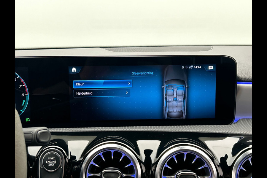 Mercedes-Benz A-Klasse 250 e AMG Line | Carplay | Navigatie | Burmeister | Camera | Climate-control | Cruise |