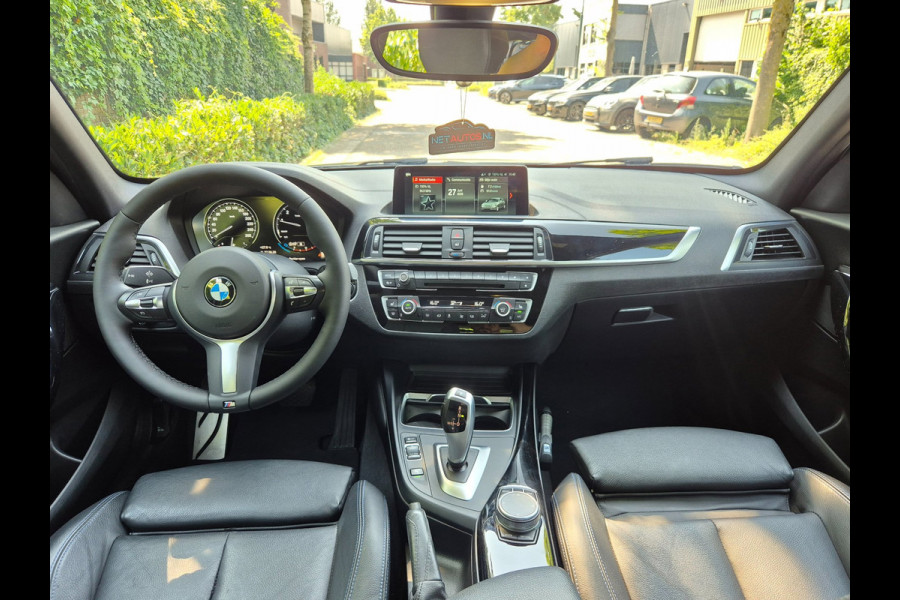 BMW 1-serie M Sport Edition Apple CarPlay LM Velgen Trekhaak LED NAP Black Panel dash 118i M Sport Edition