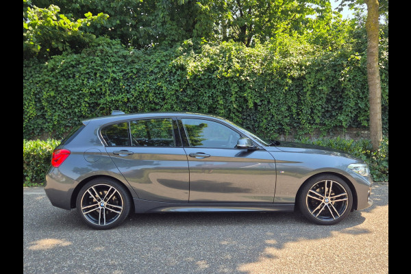 BMW 1-serie M Sport Edition Apple CarPlay LM Velgen Trekhaak LED NAP Black Panel dash 118i M Sport Edition