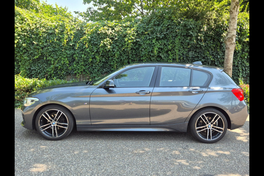 BMW 1-serie M Sport Edition Apple CarPlay LM Velgen Trekhaak LED NAP Black Panel dash 118i M Sport Edition