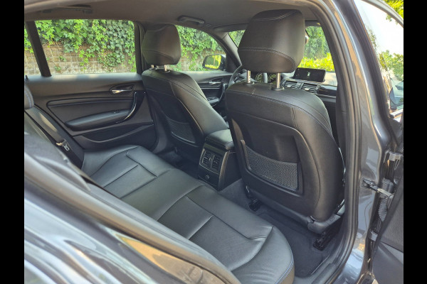 BMW 1-serie M Sport Edition Apple CarPlay LM Velgen Trekhaak LED NAP Black Panel dash 118i M Sport Edition