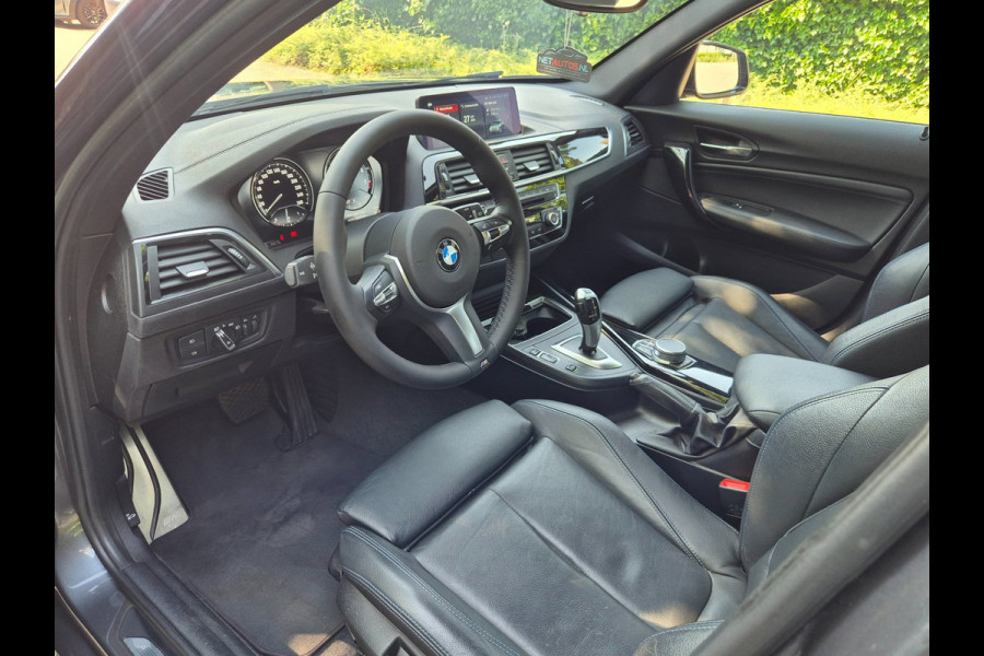 BMW 1-serie M Sport Edition Apple CarPlay LM Velgen Trekhaak LED NAP Black Panel dash 118i M Sport Edition