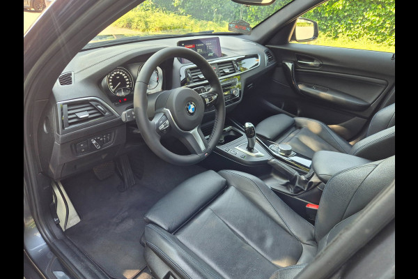 BMW 1-serie M Sport Edition Apple CarPlay LM Velgen Trekhaak LED NAP Black Panel dash 118i M Sport Edition