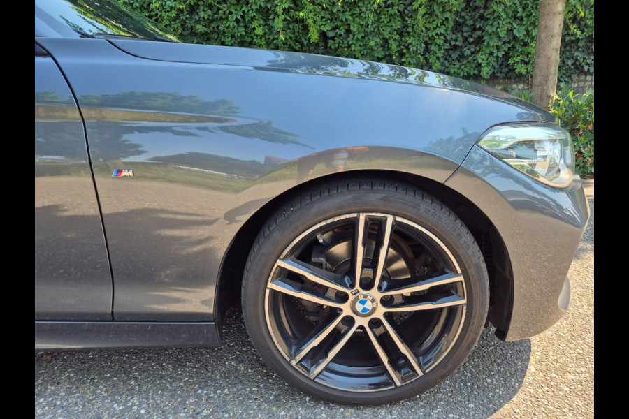 BMW 1-serie M Sport Edition Apple CarPlay LM Velgen Trekhaak LED NAP Black Panel dash 118i M Sport Edition