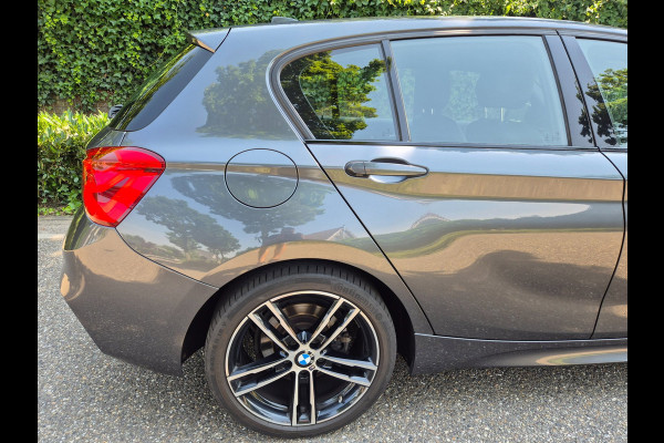 BMW 1-serie M Sport Edition Apple CarPlay LM Velgen Trekhaak LED NAP Black Panel dash 118i M Sport Edition