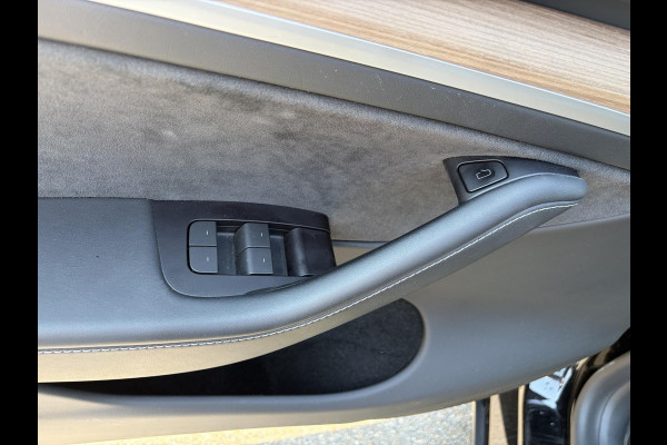 Tesla Model Y Performance AWD 75 kWh VAN: 42.900,- VOOR: 39.877,- UW WKVOORDEEL: 3.023,- | RIJKLAAR GELEVERD | 12 MND BOVAG GARANTIE | TESLA GARANTIE ACCU + AANDRIJFLIJN T/M 03-2031/ 240.000KM|