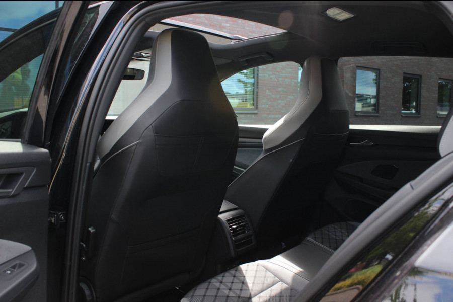 Volkswagen Golf 1.5 eTSI R-Line pano / IQ light