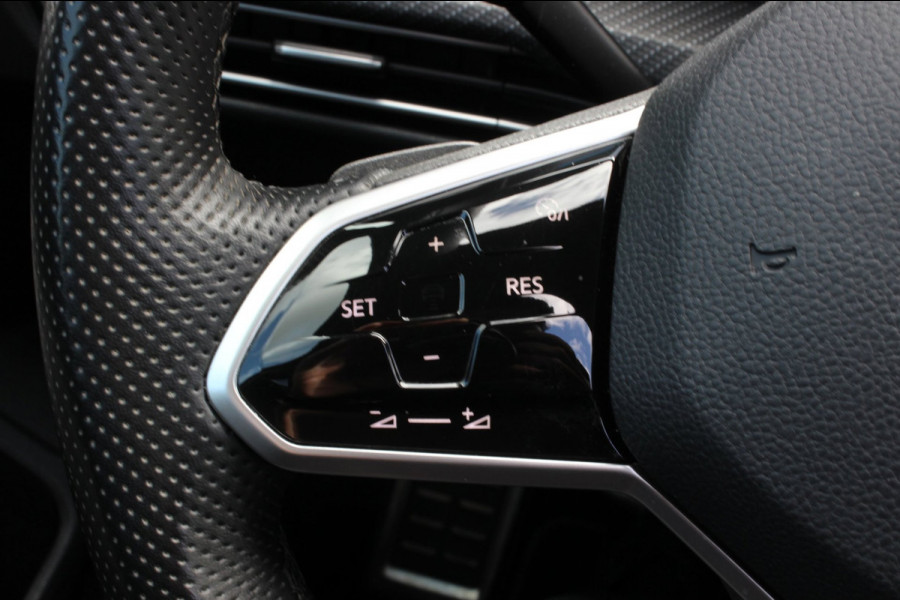 Volkswagen Golf 1.5 eTSI R-Line pano / IQ light