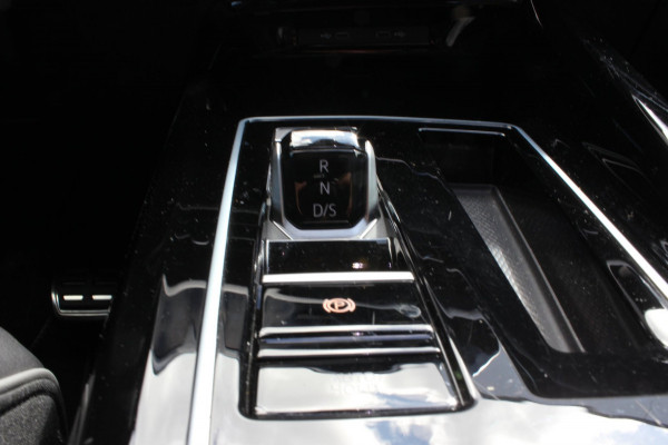 Volkswagen Golf 1.5 eTSI R-Line pano / IQ light