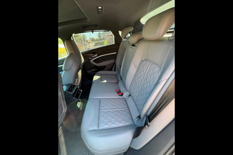 Audi e-tron Sportback 55 quattro S edition 95 kWh / Trekhaak / Panoramadak / 360Camera / RS Seats / Luchtvering / Keyless / 21'' / CarPlay / Matrix LED / Stoelverwarming / DAB / ACC