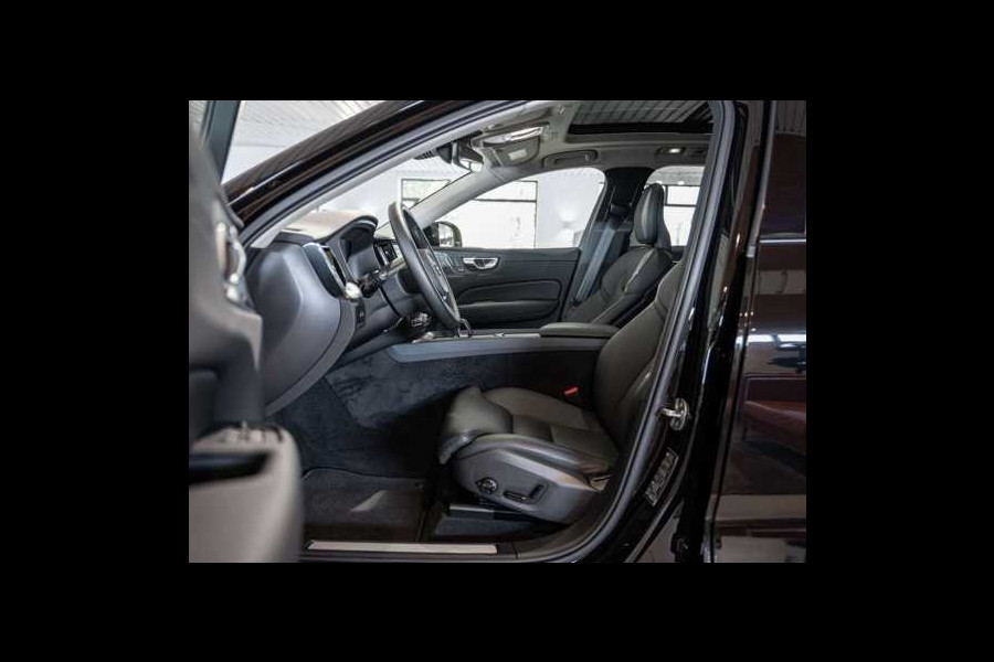 Volvo XC60 2.0 T8 Plug-in hybrid AWD Plus Dark (335kW/455PK) PANORAMA, LUCHTV, WINTER, HuD ** 1e EIG - Ex VOLVO) ** INFORMEER OOK NAAR ONZE AANTREKKELIJKE FINANCIAL-LEASE TARIEVEN **