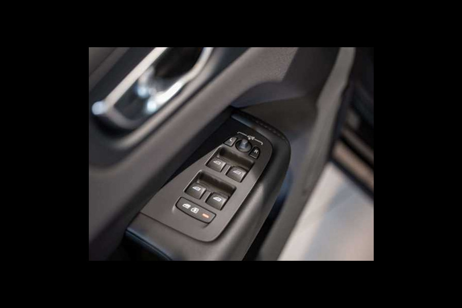 Volvo XC60 2.0 T8 Plug-in hybrid AWD Plus Dark (335kW/455PK) PANORAMA, LUCHTV, WINTER, HuD ** 1e EIG - Ex VOLVO) ** INFORMEER OOK NAAR ONZE AANTREKKELIJKE FINANCIAL-LEASE TARIEVEN **