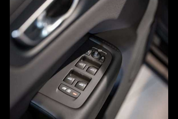 Volvo XC60 2.0 T8 Plug-in hybrid AWD Plus Dark (335kW/455PK) PANORAMA, LUCHTV, WINTER, HuD ** 1e EIG - Ex VOLVO) ** INFORMEER OOK NAAR ONZE AANTREKKELIJKE FINANCIAL-LEASE TARIEVEN **
