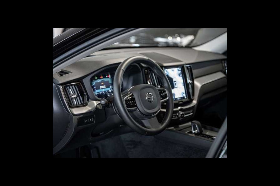 Volvo XC60 2.0 T8 Plug-in hybrid AWD Plus Dark (335kW/455PK) PANORAMA, LUCHTV, WINTER, HuD ** 1e EIG - Ex VOLVO) ** INFORMEER OOK NAAR ONZE AANTREKKELIJKE FINANCIAL-LEASE TARIEVEN **