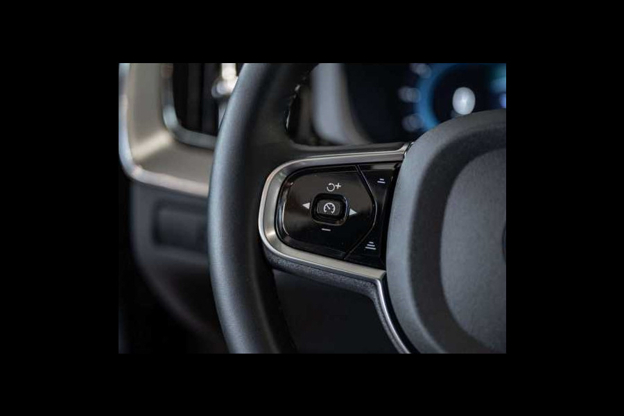 Volvo XC60 2.0 T8 Plug-in hybrid AWD Plus Dark (335kW/455PK) PANORAMA, LUCHTV, WINTER, HuD ** 1e EIG - Ex VOLVO) ** INFORMEER OOK NAAR ONZE AANTREKKELIJKE FINANCIAL-LEASE TARIEVEN **