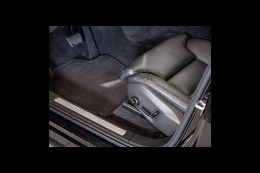 Volvo XC60 2.0 T8 Plug-in hybrid AWD Plus Dark (335kW/455PK) PANORAMA, LUCHTV, WINTER, HuD ** 1e EIG - Ex VOLVO) ** INFORMEER OOK NAAR ONZE AANTREKKELIJKE FINANCIAL-LEASE TARIEVEN **
