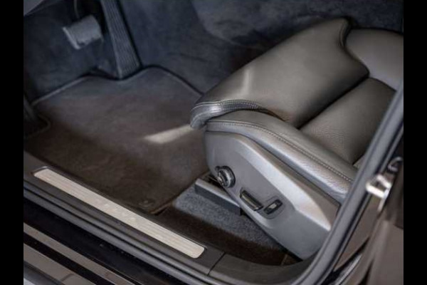 Volvo XC60 2.0 T8 Plug-in hybrid AWD Plus Dark (335kW/455PK) PANORAMA, LUCHTV, WINTER, HuD ** 1e EIG - Ex VOLVO) ** INFORMEER OOK NAAR ONZE AANTREKKELIJKE FINANCIAL-LEASE TARIEVEN **