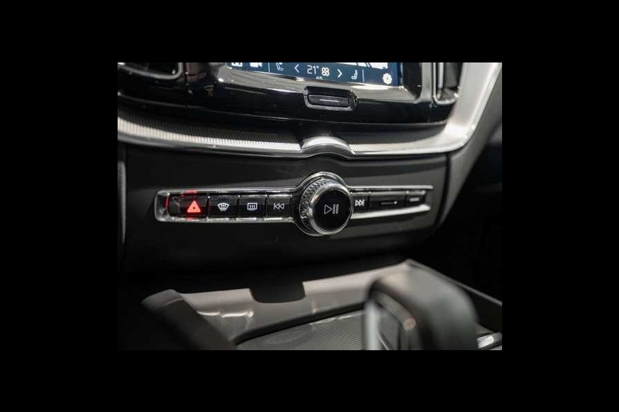 Volvo XC60 2.0 T8 Plug-in hybrid AWD Plus Dark (335kW/455PK) PANORAMA, LUCHTV, WINTER, HuD ** 1e EIG - Ex VOLVO) ** INFORMEER OOK NAAR ONZE AANTREKKELIJKE FINANCIAL-LEASE TARIEVEN **