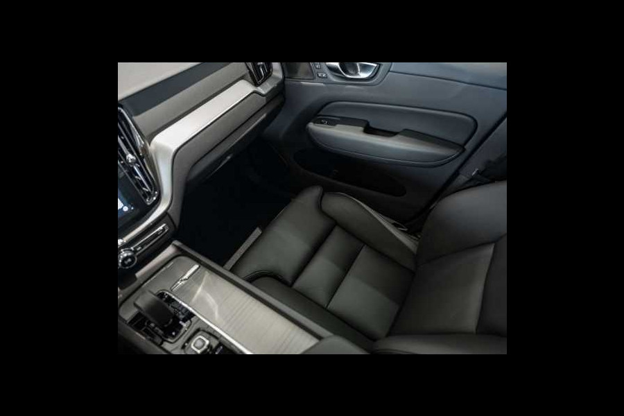 Volvo XC60 2.0 T8 Plug-in hybrid AWD Plus Dark (335kW/455PK) PANORAMA, LUCHTV, WINTER, HuD ** 1e EIG - Ex VOLVO) ** INFORMEER OOK NAAR ONZE AANTREKKELIJKE FINANCIAL-LEASE TARIEVEN **