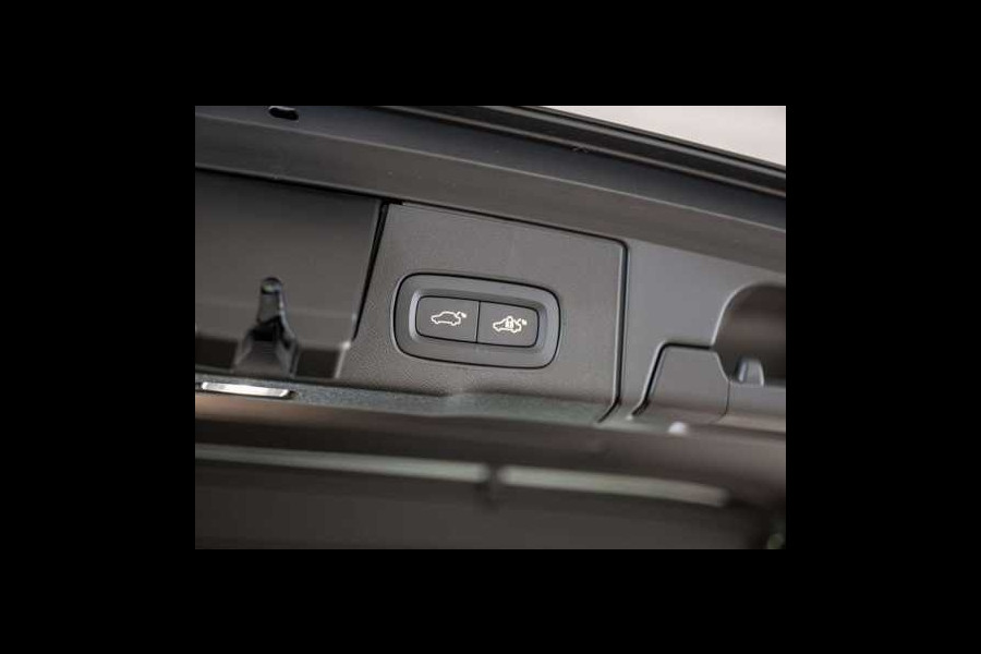 Volvo XC60 2.0 T8 Plug-in hybrid AWD Plus Dark (335kW/455PK) PANORAMA, LUCHTV, WINTER, HuD ** 1e EIG - Ex VOLVO) ** INFORMEER OOK NAAR ONZE AANTREKKELIJKE FINANCIAL-LEASE TARIEVEN **