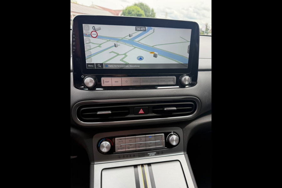 Hyundai Kona EV Premium 64 kWh / Trekhaak / Camera / Head-up / Leder / CarPlay / Keyless / 17'' / Stoelverwarming+Ventilatie / Stuurverwarming / Dodehoek / DAB / ACC