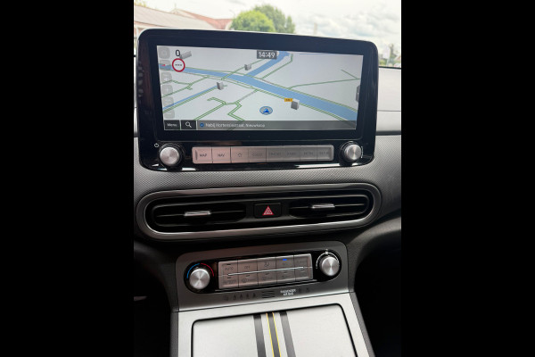 Hyundai Kona EV Premium 64 kWh / Trekhaak / Camera / Head-up / Leder / CarPlay / Keyless / 17'' / Stoelverwarming+Ventilatie / Stuurverwarming / Dodehoek / DAB / ACC