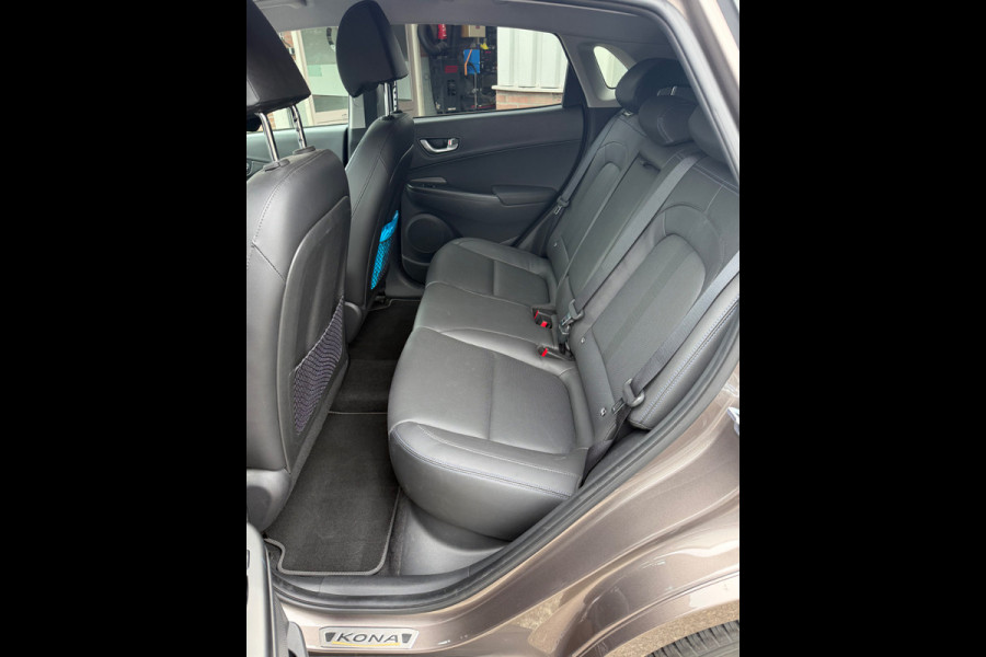 Hyundai Kona EV Premium 64 kWh / Trekhaak / Camera / Head-up / Leder / CarPlay / Keyless / 17'' / Stoelverwarming+Ventilatie / Stuurverwarming / Dodehoek / DAB / ACC