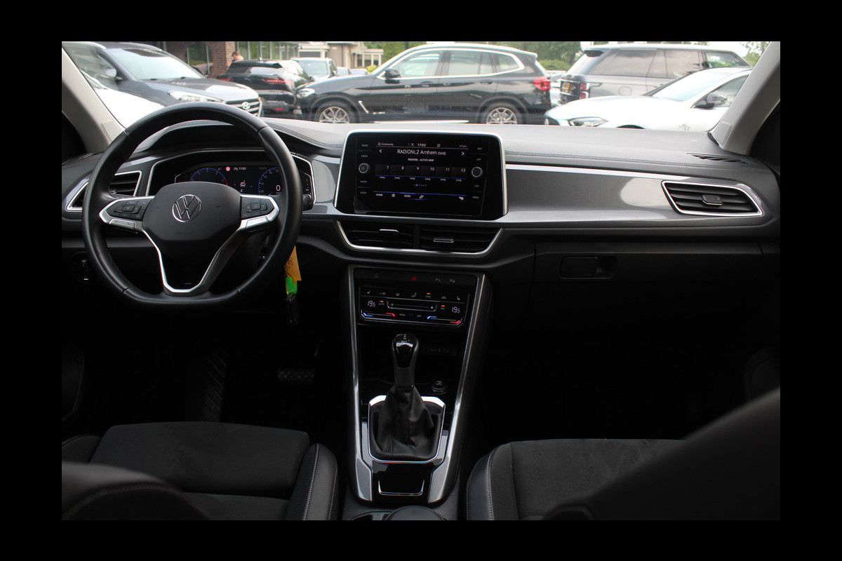 Volkswagen T-Roc 1.5 TSI R-Line Business / Trekhaak / Camera / CarPlay / Keyless / Getint glas / 17'' / Stoelverwarming / Virtual Cockpit / DAB / ACC