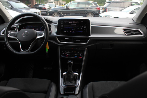 Volkswagen T-Roc 1.5 TSI R-Line Business / Trekhaak / Camera / CarPlay / Keyless / Getint glas / 17'' / Stoelverwarming / Virtual Cockpit / DAB / ACC