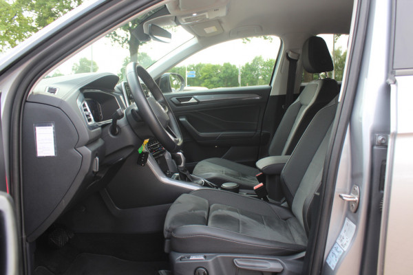 Volkswagen T-Roc 1.5 TSI R-Line Business / Trekhaak / Camera / CarPlay / Keyless / Getint glas / 17'' / Stoelverwarming / Virtual Cockpit / DAB / ACC