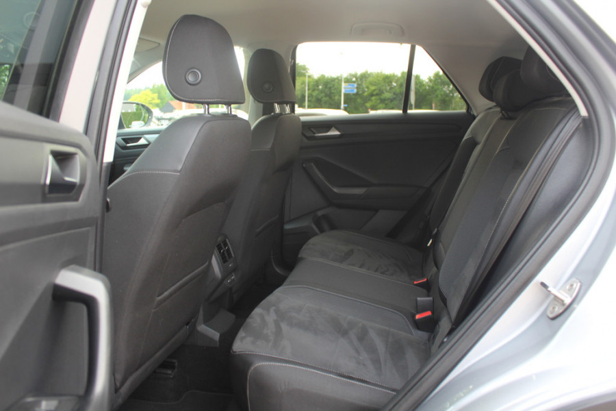 Volkswagen T-Roc 1.5 TSI R-Line Business / Trekhaak / Camera / CarPlay / Keyless / Getint glas / 17'' / Stoelverwarming / Virtual Cockpit / DAB / ACC