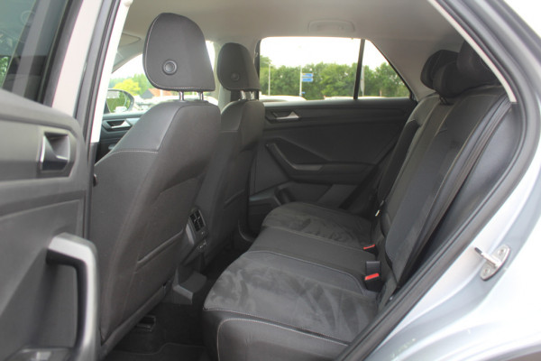 Volkswagen T-Roc 1.5 TSI R-Line Business / Trekhaak / Camera / CarPlay / Keyless / Getint glas / 17'' / Stoelverwarming / Virtual Cockpit / DAB / ACC