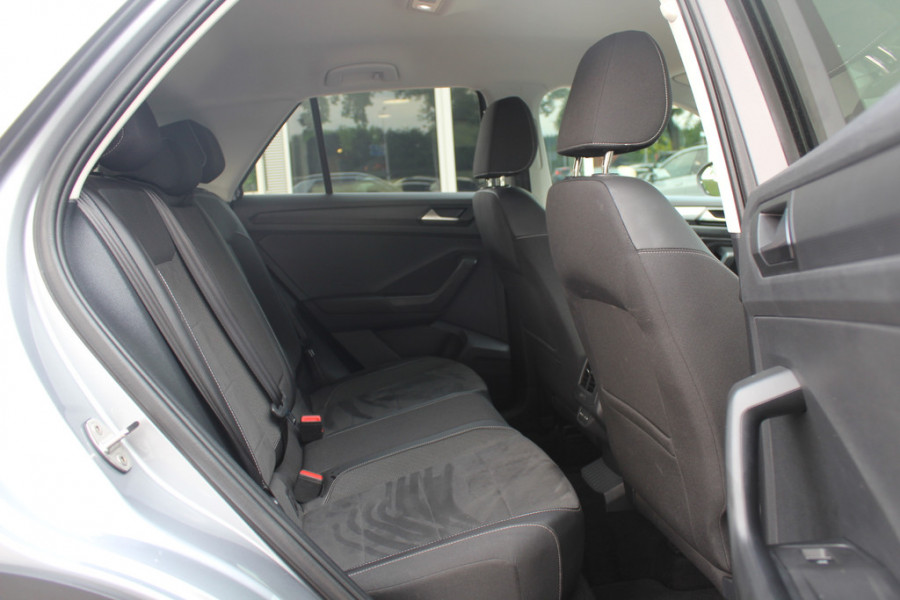 Volkswagen T-Roc 1.5 TSI R-Line Business / Trekhaak / Camera / CarPlay / Keyless / Getint glas / 17'' / Stoelverwarming / Virtual Cockpit / DAB / ACC