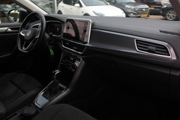 Volkswagen T-Roc 1.5 TSI R-Line Business / Trekhaak / Camera / CarPlay / Keyless / Getint glas / 17'' / Stoelverwarming / Virtual Cockpit / DAB / ACC