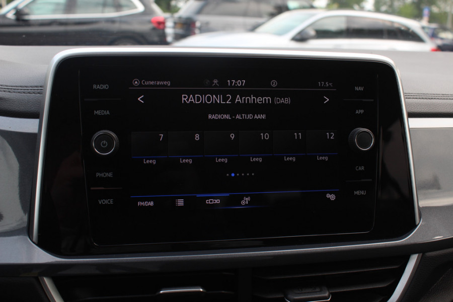 Volkswagen T-Roc 1.5 TSI R-Line Business / Trekhaak / Camera / CarPlay / Keyless / Getint glas / 17'' / Stoelverwarming / Virtual Cockpit / DAB / ACC