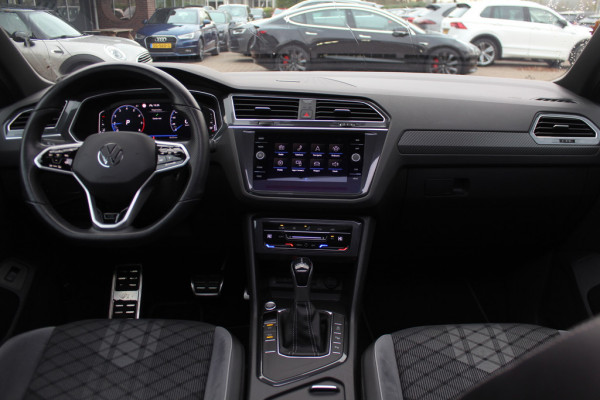 Volkswagen Tiguan Allspace 1.5 TSI R-Line Business+ 7p. / Trekhaak / Panoramadak / Camera / CarPlay / Keyless / 19'' / Mattrix LED / Stoelverwarming / DAB / ACC