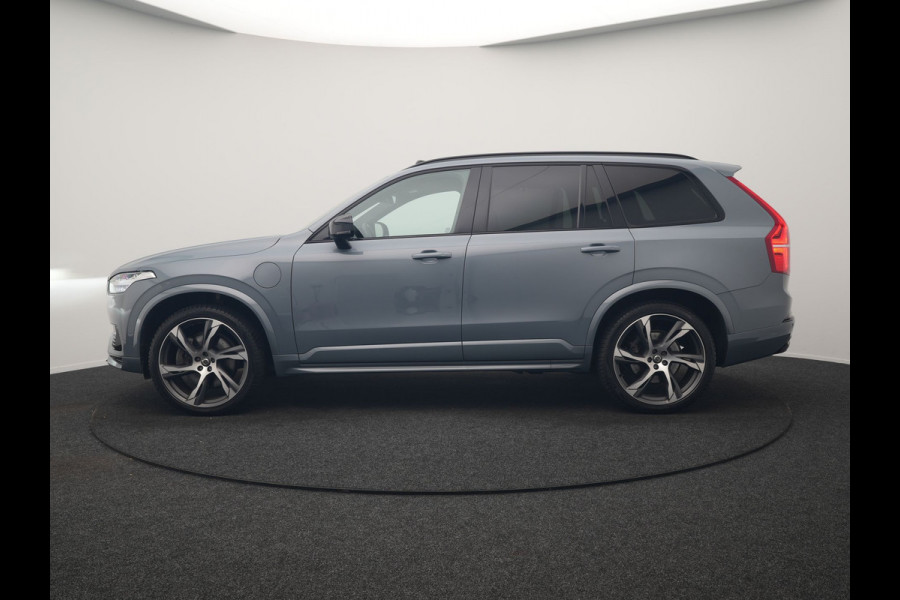 Volvo XC90 T8 Recharge AWD R-Design 7 Pers Long Range PHEV 456pk Dealer O.H | Luchtvering | Trekhaak Af Fabriek | Panodak | 360 Camera | Adaptive Cruise | Harman  / Kardon | Alcantara Sportstoelen Memory & Verwarmd | Keyless | Pilot Assist | Apple Carplay | Stuur Verwarmd | BLIS | Adaptive LED | Navigatie | Virtual | DAB | 22"L.M | Plug In Hybrid |